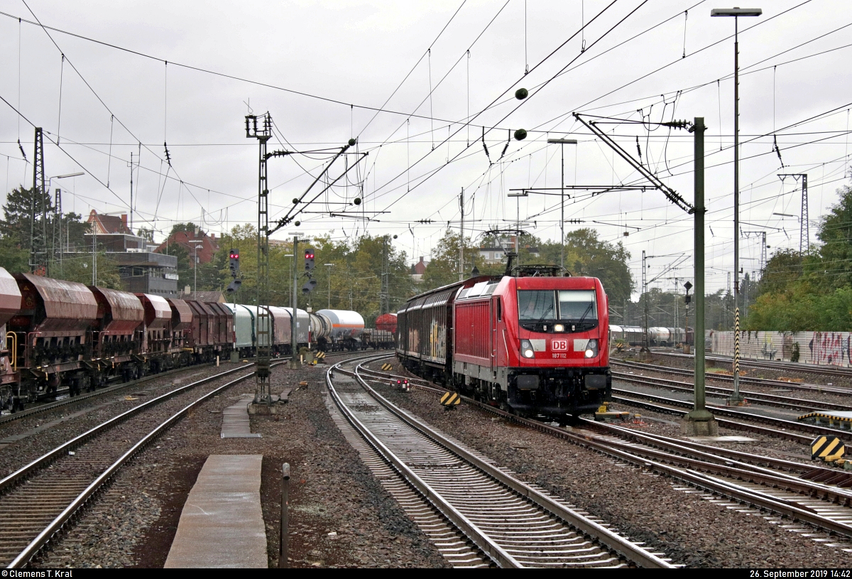 Gemischter Gz mit 187 112-8 DB durchfährt den Bahnhof Ludwigsburg auf Gleis 3 Richtung Kornwestheim.
Auf Gleis 5 befindet sich ein weiterer Güterzug auf der Fahrt in dieselbe Richtung.
Aufgenommen am Ende des Bahnsteigs 4/5.
[26.9.2019 | 14:42 Uhr]
