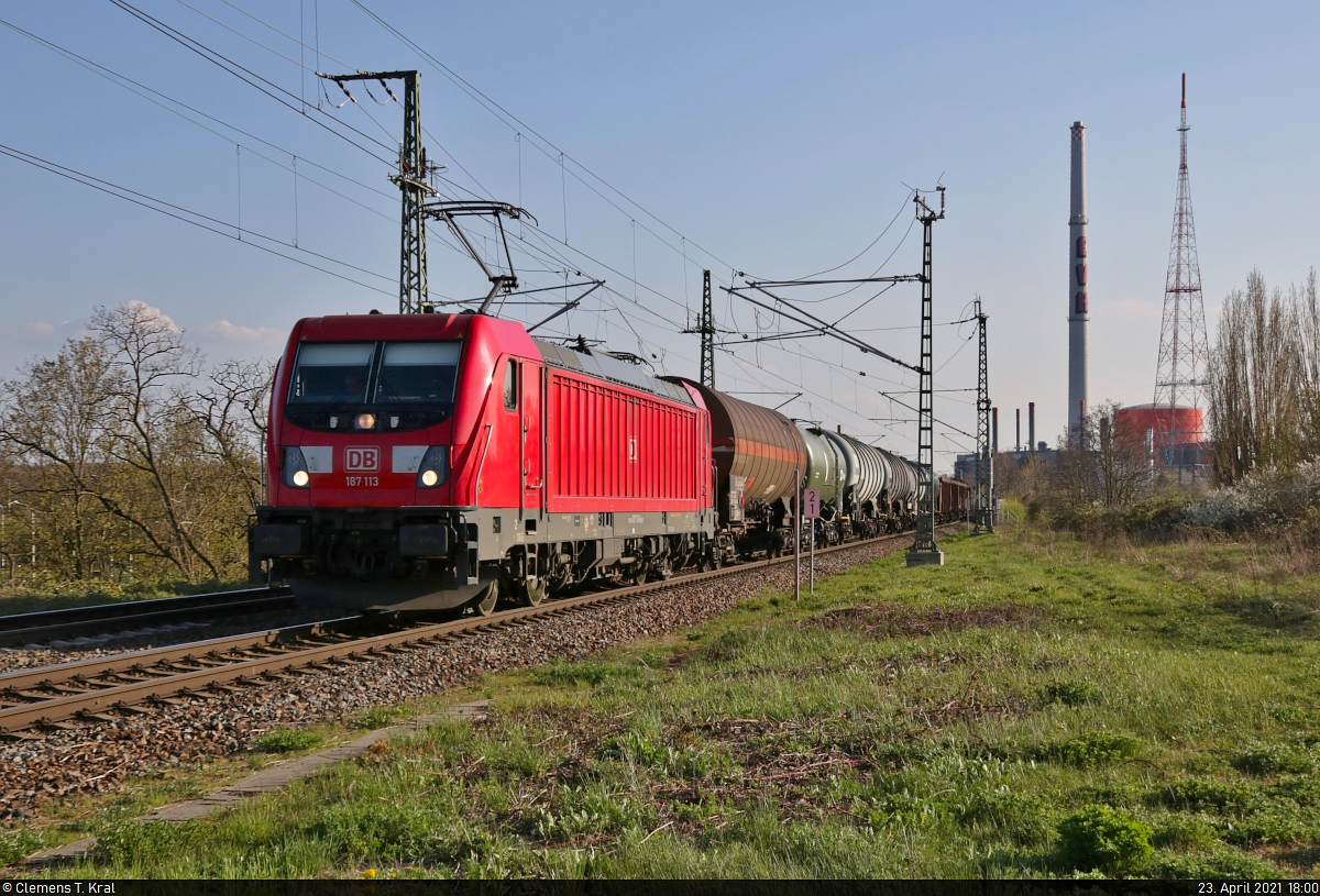Gemischter Gz mit 187 113-6 unterwegs auf dem Gegengleis an der Leipziger Chaussee (B 6) in Halle (Saale) in nördlicher Richtung.

🧰 DB Cargo
🕓 23.4.2021 | 18:00 Uhr