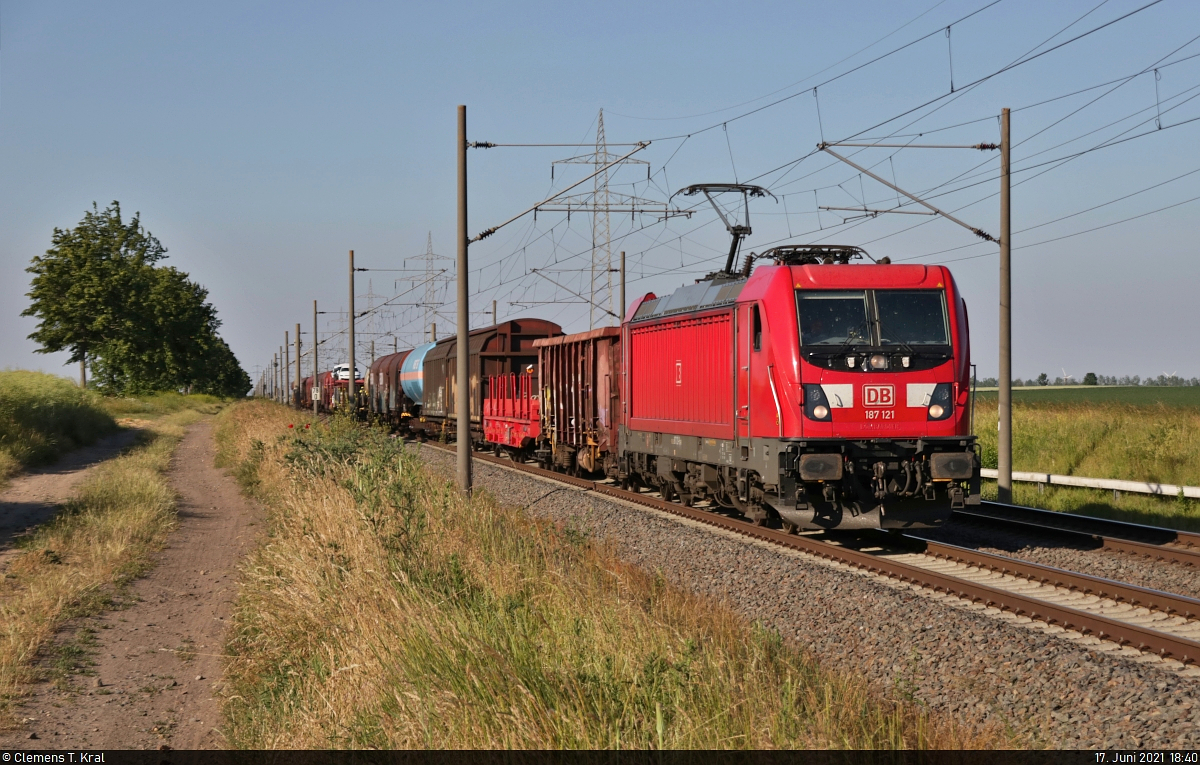 Gemischter Gz mit 187 121-9 unterwegs in Braschwitz Richtung Halle (Saale).

🧰 DB Cargo
🚩 Bahnstrecke Magdeburg–Leipzig (KBS 340)
🕓 17.6.2021 | 18:40 Uhr
