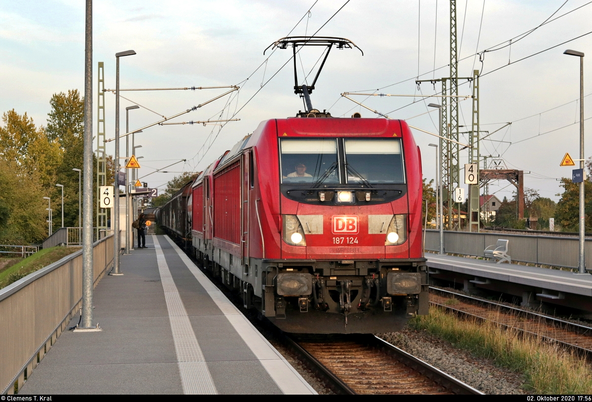 Gemischter Gz mit 187 124-3 und Wagenlok 187 083-1 durchfährt den Hp Halle Rosengarten auf Gleis 2 Richtung Angersdorf.

🧰 DB Cargo
🚩 Bahnstrecke Halle–Hann. Münden (KBS 590)
🕓 2.10.2020 | 17:56 Uhr