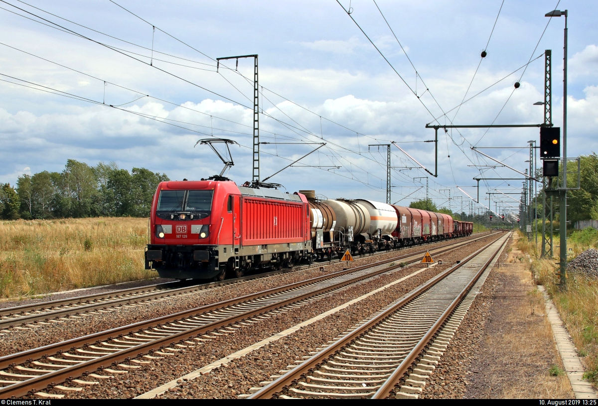 Gemischter Gz mit 187 126-8 DB durchfährt den Bahnhof Rodleben auf der Bahnstrecke Trebnitz–Leipzig (KBS 254) Richtung Trebnitz.
Aufgenommen am Ende des Bahnsteigs 1.
[10.8.2019 | 13:25 Uhr]