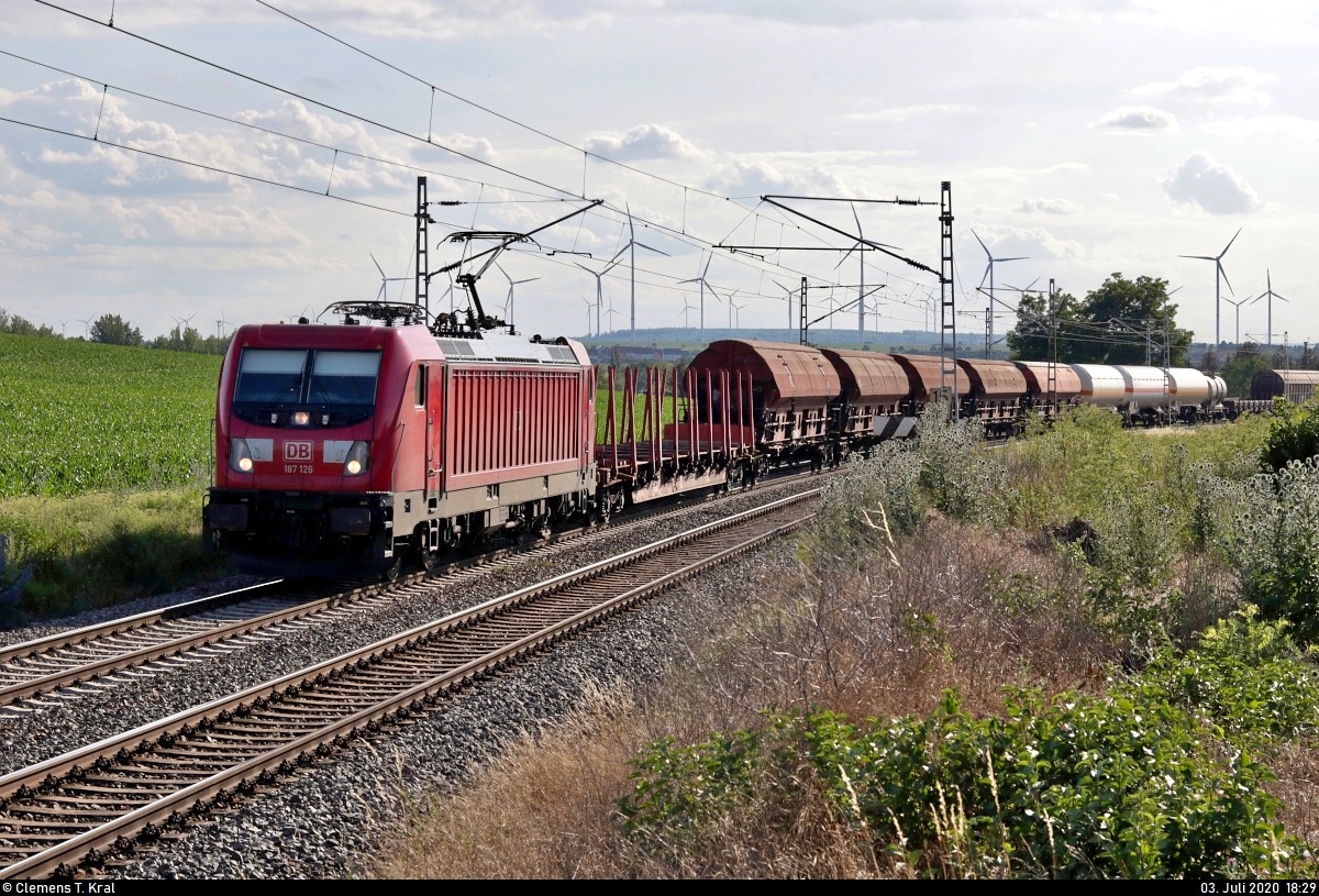 Gemischter Gz mit 187 126-8 DB fährt bei Eisdorf (Teutschenthal) auf der Bahnstrecke Halle–Hann. Münden (KBS 590) Richtung Halle (Saale).
[3.7.2020 | 18:29 Uhr]
