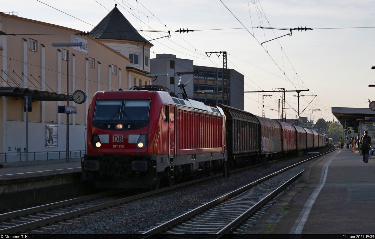Gemischter Gz mit 187 130-0 durchfährt am Abend den Bahnhof Ludwigsburg auf Gleis 4 Richtung Kornwestheim. Die Sonne hat sich schon hinter den Gebäuden versteckt.

🧰 DB Cargo
🕓 11.6.2021 | 19:39 Uhr