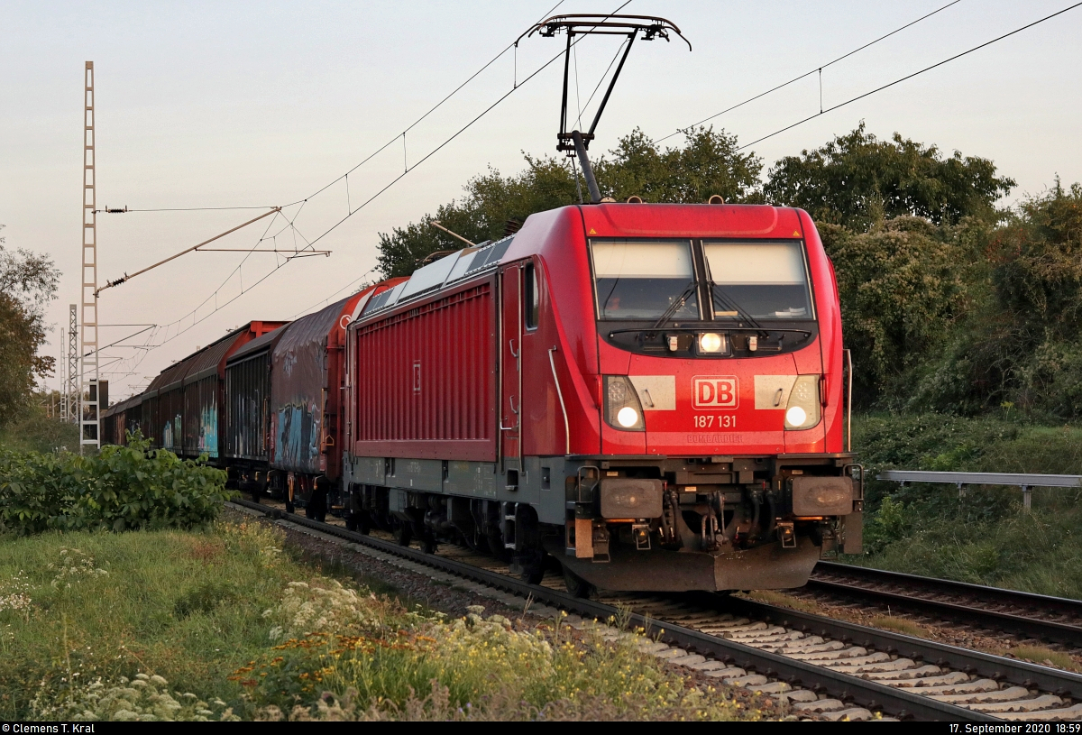 Gemischter Gz mit 187 131-8 fährt, von Halle (Saale) kommend, an der Blockstelle (Bk) Zscherben gen Hp 0.

🧰 DB Cargo
🚩 Bahnstrecke Halle–Hann. Münden (KBS 590)
🕓 17.9.2020 | 18:59 Uhr