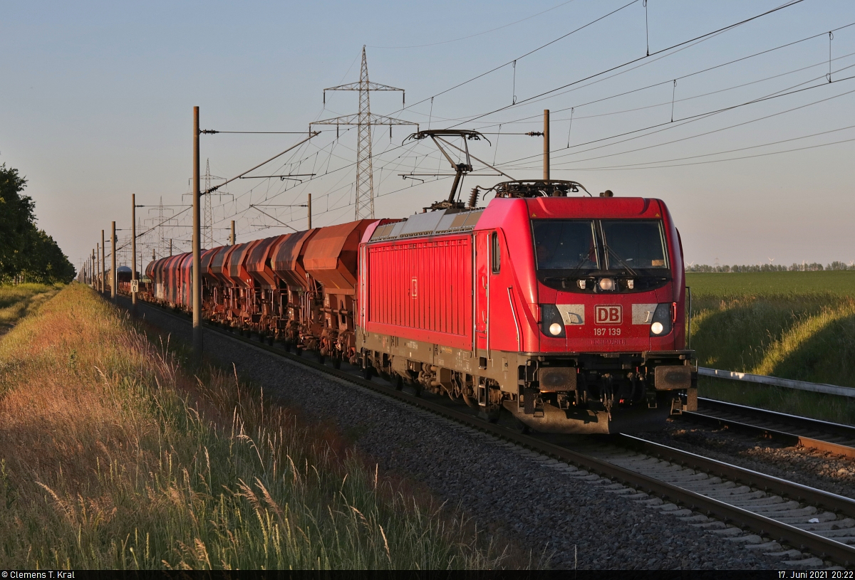 Gemischter Gz mit 187 139-1 unterwegs in Braschwitz Richtung Halle (Saale).

🧰 DB Cargo
🚩 Bahnstrecke Magdeburg–Leipzig (KBS 340)
🕓 17.6.2021 | 20:22 Uhr