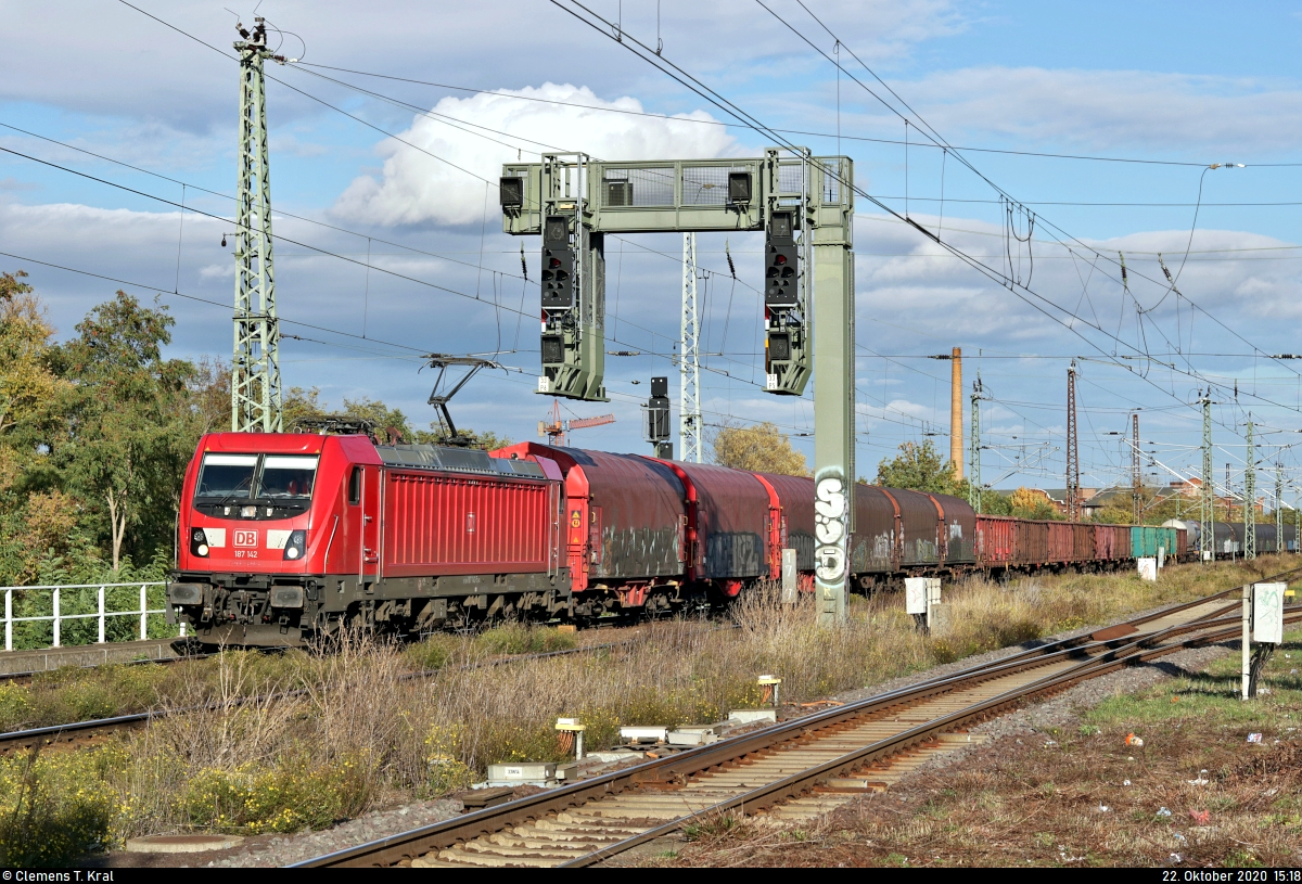 Gemischter Gz mit 187 142-5 durchfährt den Bahnhof Magdeburg-Neustadt Richtung Magdeburg Hbf.
Aufgenommen am Ende des Bahnsteigs 3/4.

🧰 DB Cargo
🕓 22.10.2020 | 15:18 Uhr