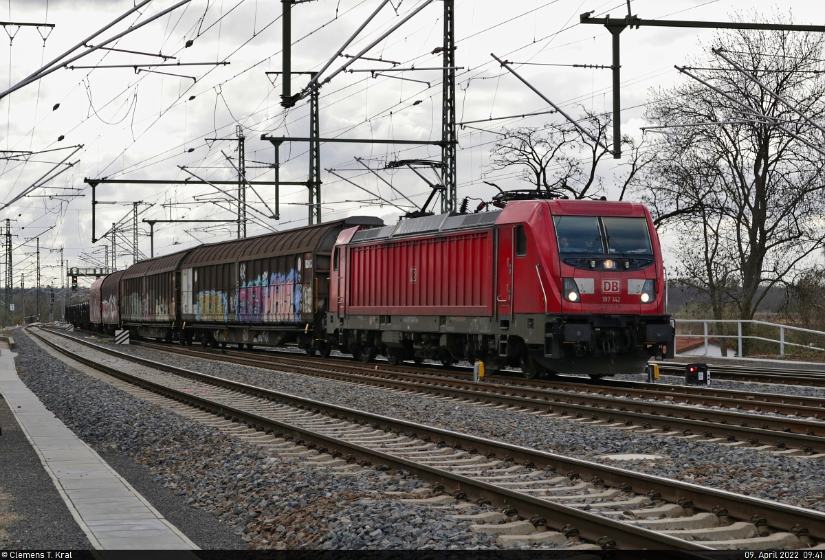 Gemischter Gz mit 187 142-5 muss im Bahnhof Angersdorf auf die Seite, um die S7 nach Lutherstadt Eisleben vorzulassen.
Aufgenommen mit Zoom an der Straße  An der Bahnbrücke .

🧰 DB Cargo
🕓 9.4.2022 | 9:41 Uhr