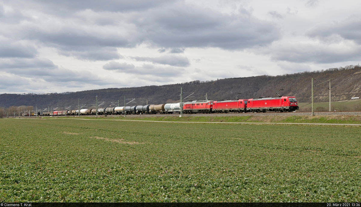 Gemischter Gz mit 187 148-2, 187 084-9 und der kalten 232 569-4 (132 569-5) unterwegs in Schulpforte Richtung Naumburg(Saale)Hbf.

🧰 DB Cargo
🚩 Bahnstrecke Halle–Bebra (KBS 580)
🕓 20.3.2021 | 13:36 Uhr