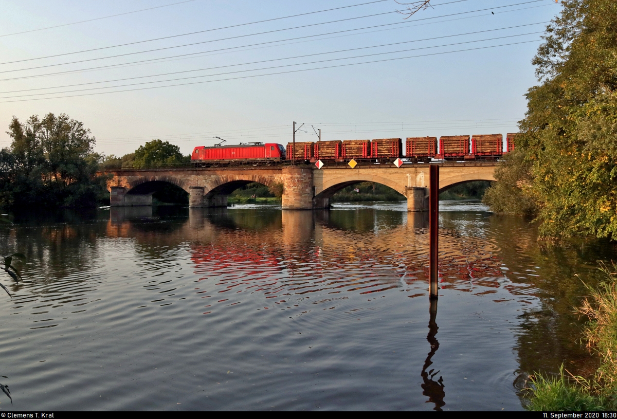 Gemischter Gz mit 187 156-5 überquert auf dem Gegengleis die Saale in Halle-Wörmlitz Richtung Angersdorf.

🧰 DB Cargo
🚩 Bahnstrecke Halle–Hann. Münden (KBS 590)
🕓 11.9.2020 | 18:30 Uhr