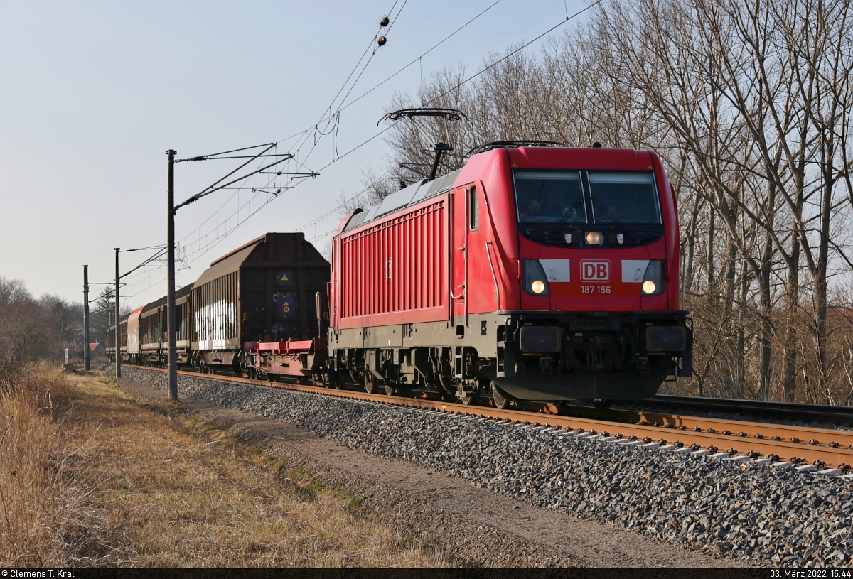 Gemischter Gz mit 187 156-5 hat das Dorf Zscherben passiert und wird bald in der ZBA Halle (Saale) eintreffen.

🧰 DB Cargo
🕓 3.3.2022 | 15:44 Uhr