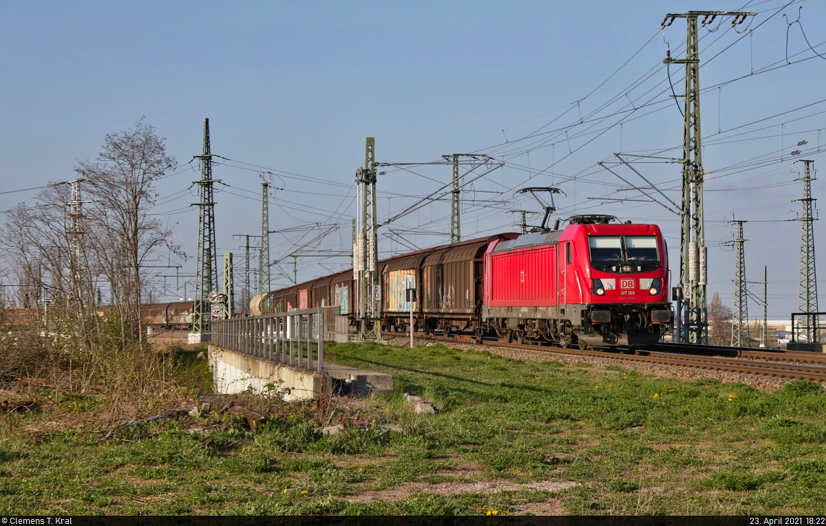 Gemischter Gz mit 187 160-7 fährt über die Leipziger Chaussee (B 6) in Halle (Saale) Richtung Abzweig Halle Thüringer Bahn.

🧰 DB Cargo
🕓 23.4.2021 | 18:22 Uhr