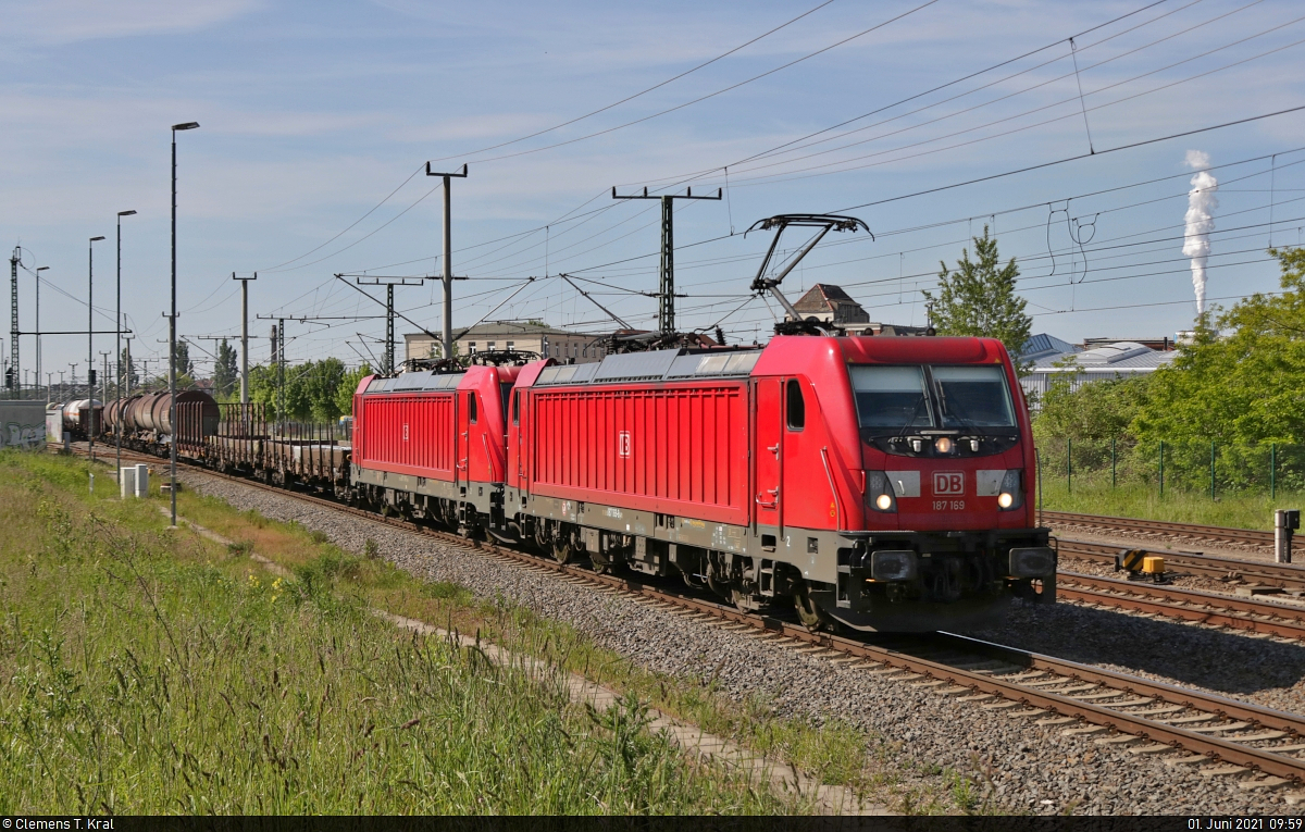 Gemischter Gz mit 187 169-8 und kalter 187 118-5 unterwegs in Halle-Ammendorf, Eisenbahnstraße, Richtung Bft Halle Gbf Süd.

🧰 DB Cargo
🚩 Bahnstrecke Halle–Bebra (KBS 580)
🕓 1.6.2021 | 9:59 Uhr