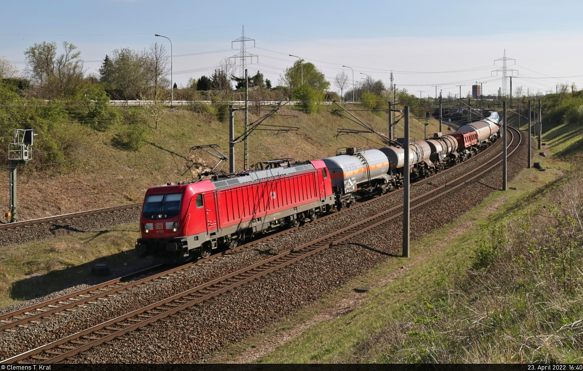 Gemischter Gz mit 187 170-6 ist in Halle (Saale), Kasseler Straße, auf dem Weg Richtung ZBA Halle (Saale).

🧰 DB Cargo
🕓 23.4.2022 | 16:40 Uhr