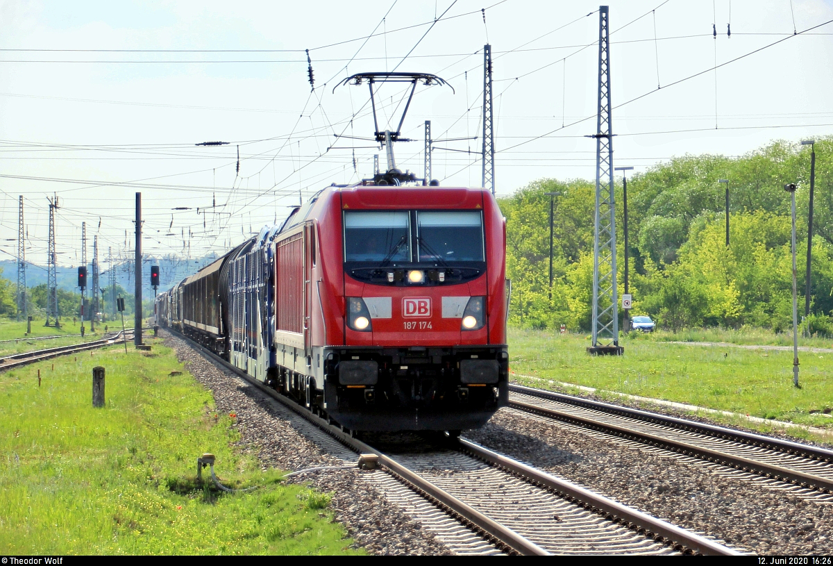 Gemischter Gz mit 187 174-8 DB durchfährt den Bahnhof Angersdorf auf der Bahnstrecke Halle–Hann. Münden (KBS 590) Richtung Halle (Saale). Aufgenommen im Gegenlicht am Ende des Bahnsteigs 2/3. [12.6.2020 | 17:26 Uhr]
