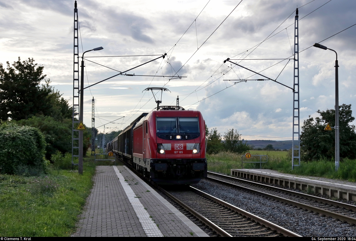 Gemischter Gz mit 187 185-4 durchfährt den Hp Amsdorf auf Gleis 1 Richtung Teutschenthal.

🧰 DB Cargo
🚩 Bahnstrecke Halle–Hann. Münden (KBS 590)
🕓 4.9.2020 | 18:04 Uhr