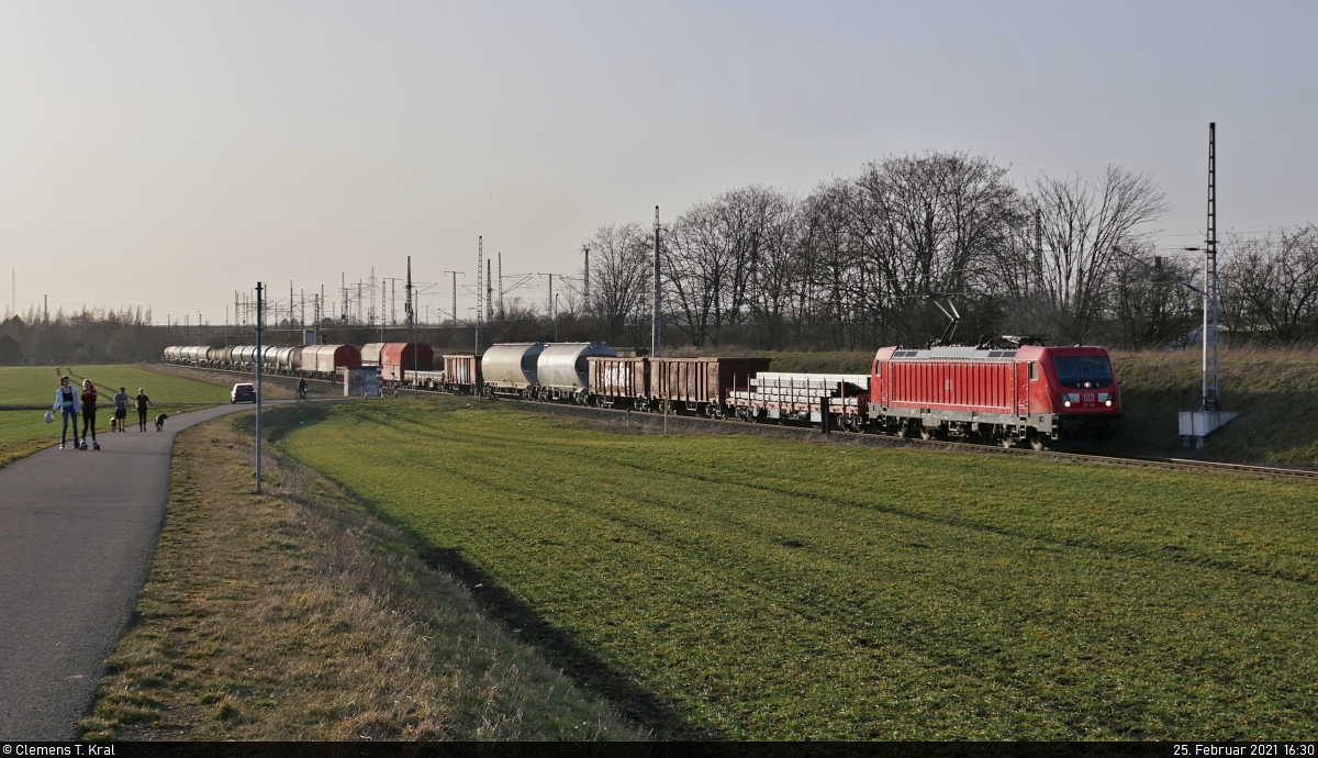 Gemischter Gz mit 187 190-4 unterwegs an der Stichelsdorfer Straße Richtung Delitzsch.
Aufgenommen im Gegenlicht.

🧰 DB Cargo
🚩 Bahnstrecke Halle–Cottbus (KBS 219)
🕓 25.2.2021 | 16:30 Uhr