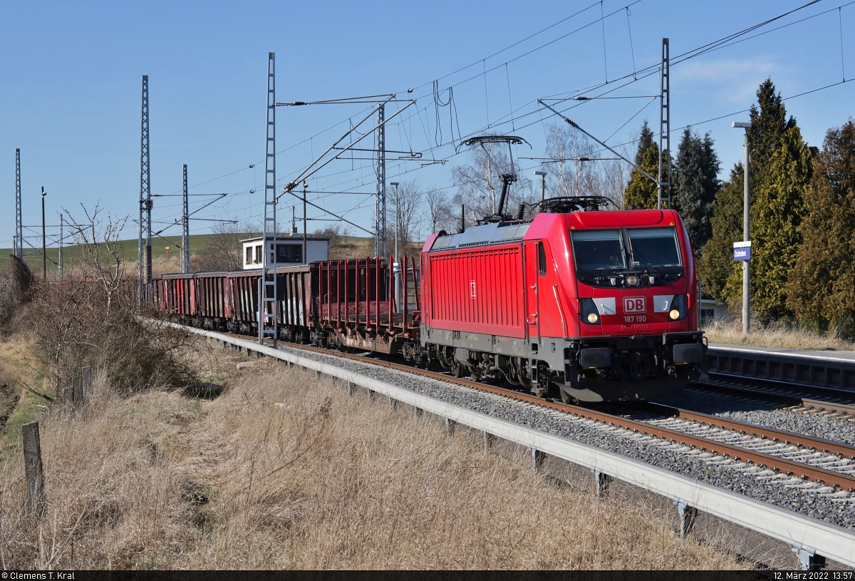Gemischter Gz mit 187 190-4 passiert in der späten Mittagssonne die Blockstelle (Bk) Zscherben Richtung ZBA Halle (Saale).

🧰 DB Cargo
🕓 12.3.2022 | 13:57 Uhr