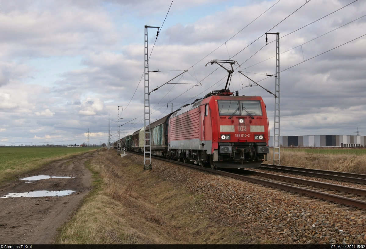Gemischter Gz mit 189 010-2 (Siemens ES64F4) unterwegs in Peißen Richtung ZBA Halle (Saale).

🧰 DB Cargo
🚩 Bahnstrecke Halle–Cottbus (KBS 219)
🕓 6.3.2021 | 15:02 Uhr