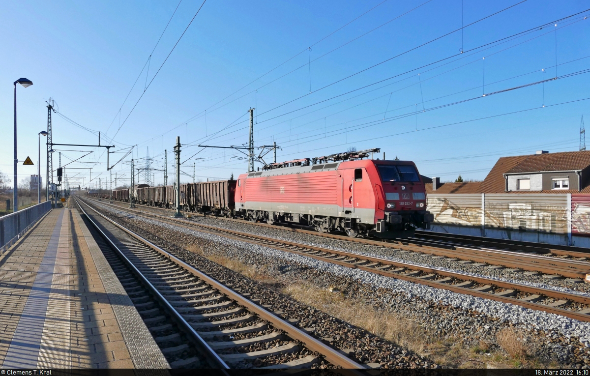 Gemischter Gz mit 189 022-7 (Siemens ES64F4) auf Höhe des Hp Halle Messe Richtung Leipzig.

🧰 DB Cargo
🕓 18.3.2022 | 16:10 Uhr