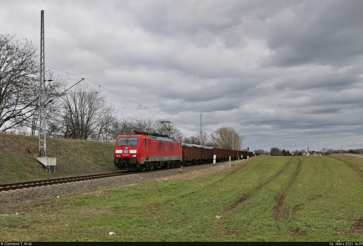 Gemischter Gz mit 189 058-1 (Siemens ES64F4) unterwegs am Bahnübergang (Bü) Zöberitzer Weg in Halle (Saale) Richtung ZBA Halle (Saale).

🧰 DB Cargo
🚩 Bahnstrecke Halle–Cottbus (KBS 219)
🕓 6.3.2021 | 14:09 Uhr