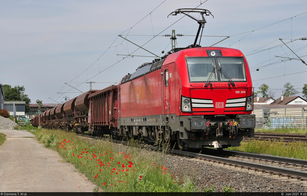 Gemischter Gz mit 193 356-3 (Siemens Vectron) unterwegs in Tamm Richtung Kornwestheim.
Hinweis: An dieser Stelle beginnt ein Gleisbogen.

🧰 DB Cargo
🚩 Bahnstrecke Stuttgart–Würzburg (Frankenbahn | KBS 780)
🕓 12.6.2021 | 11:45 Uhr