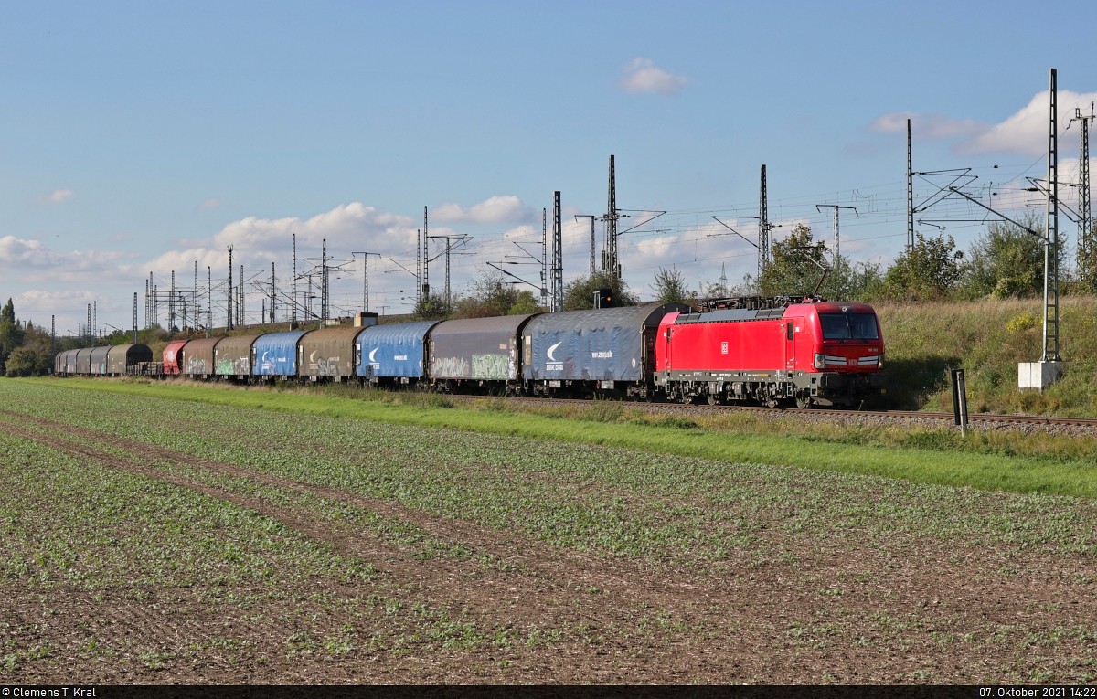 Gemischter Gz mit 193 362-8 (Siemens Vectron) unterwegs in Halle (Saale), Zöberitzer Weg, Richtung Delitzsch.

🧰 DB Cargo
🚩 Bahnstrecke Halle–Cottbus (KBS 219)
🕓 7.10.2021 | 14:22 Uhr