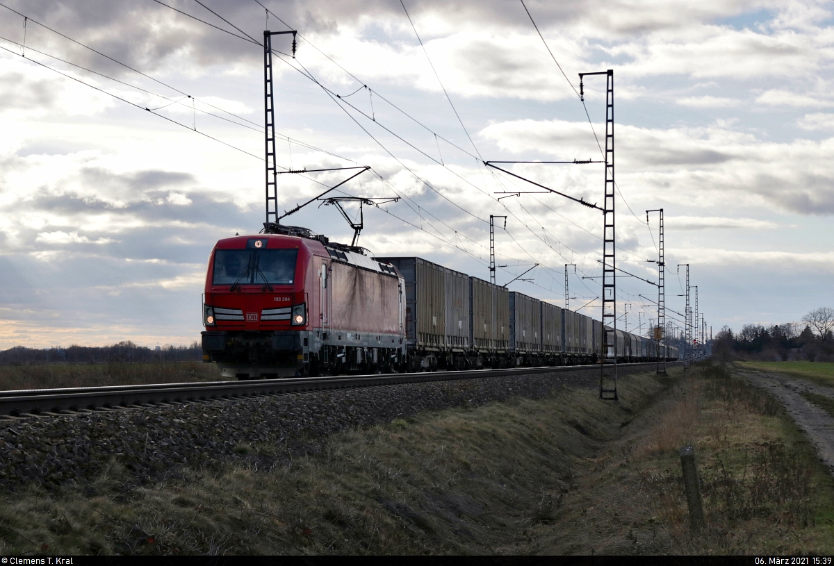 Gemischter Gz mit 193 384-5 (Siemens Vectron) fährt im äußerst kamerunfreundlichen Gegenlicht in Peißen Richtung Delitzsch.

🧰 DB Cargo
🚩 Bahnstrecke Halle–Cottbus (KBS 219)
🕓 6.3.2021 | 15:39 Uhr