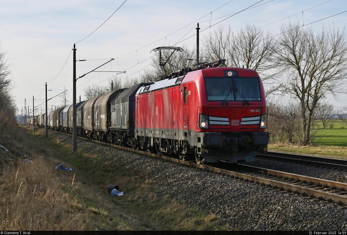 Gemischter Gz mit 193 387-8 (Siemens Vectron) beschleunigt nach einem Halt am gestörten Bahnübergang Hohenthurmer Straße aus Zwebendorf Richtung Delitzsch.

🧰 DB Cargo
🕓 12.2.2022 | 14:59 Uhr