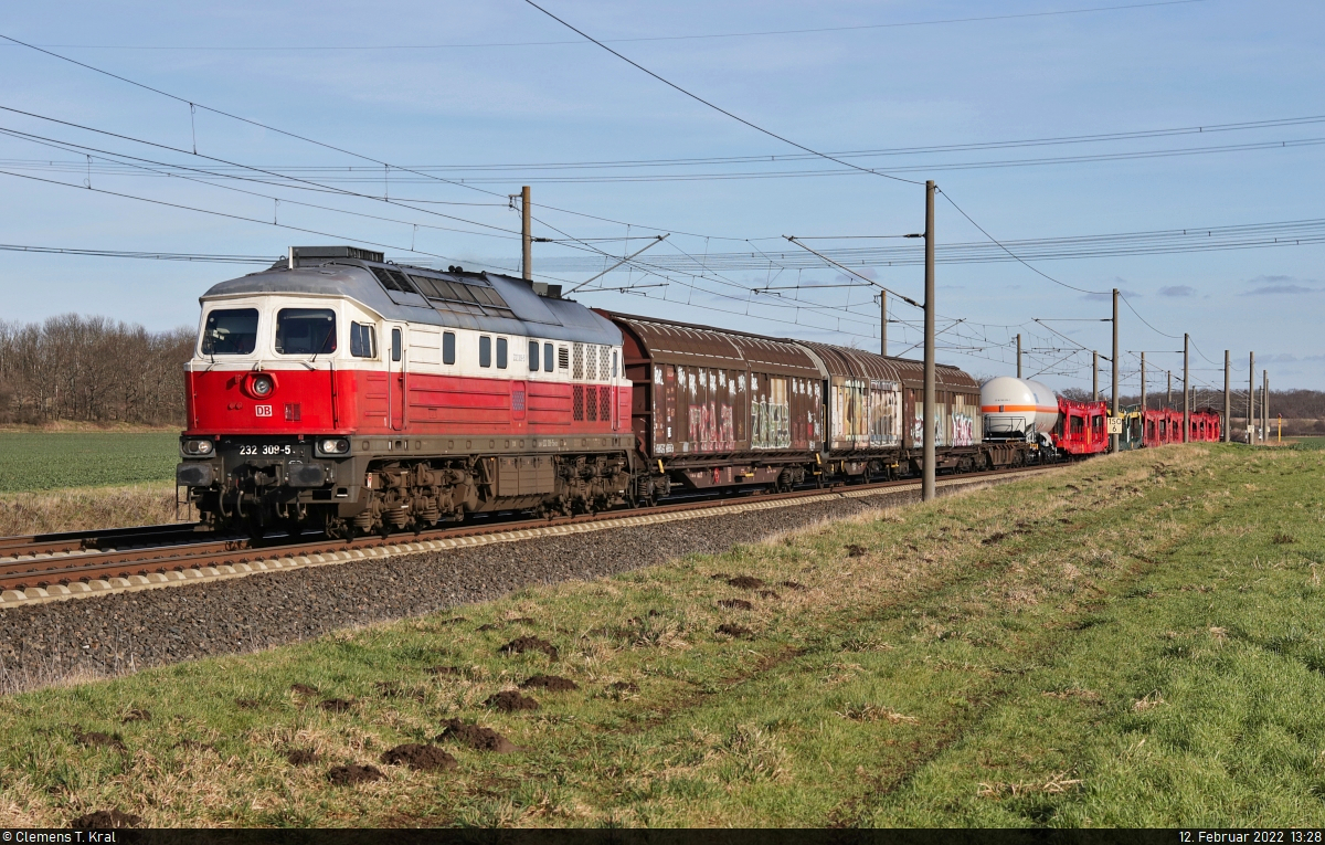 Gemischter Gz mit 232 309-5 (132 309-6) kommt abweichend auf dem Gegengleis bei Hohenthurm Richtung Halle (Saale) gefahren.

🧰 DB Cargo
🕓 12.2.2022 | 13:28 Uhr