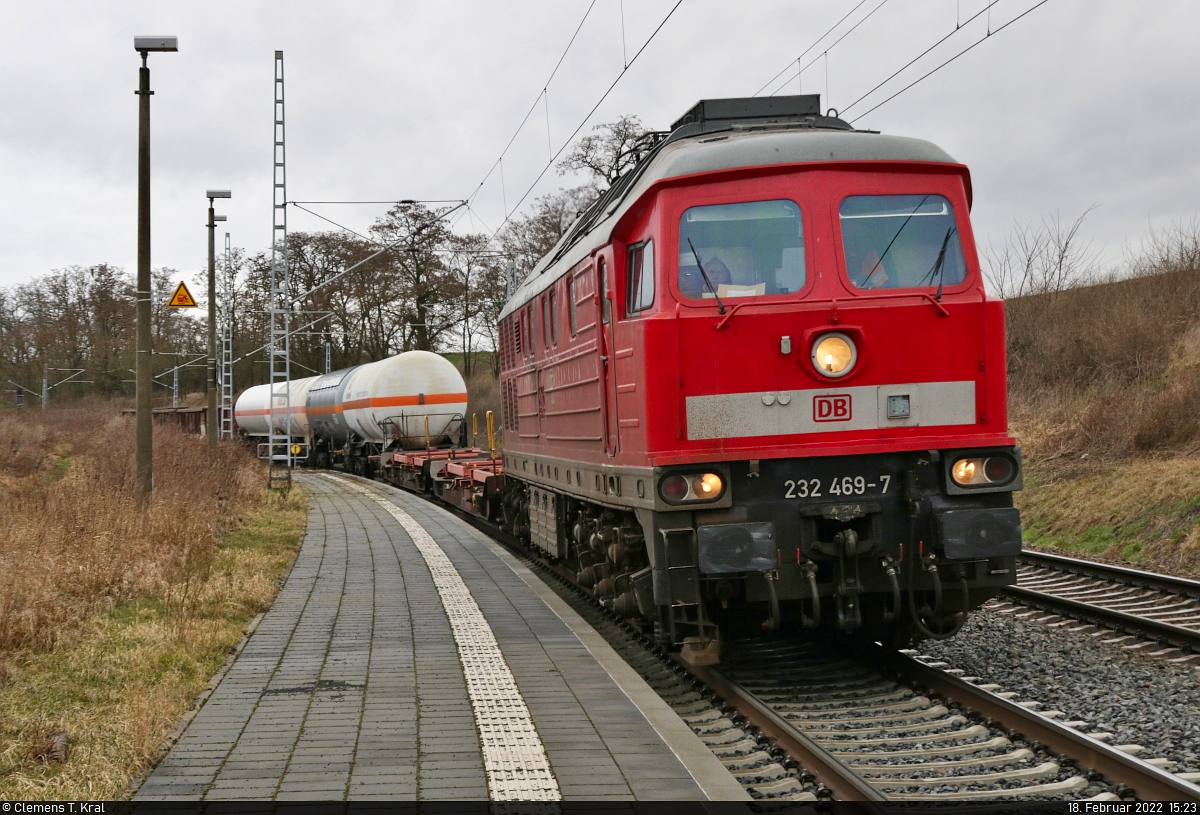 Gemischter Gz mit 232 469-7 (132 469-8) auf Durchfahrt im Hp Zscherben auf Gleis 2 Richtung ZBA Halle (Saale).

🧰 DB Cargo
🕓 18.2.2022 | 15:23 Uhr