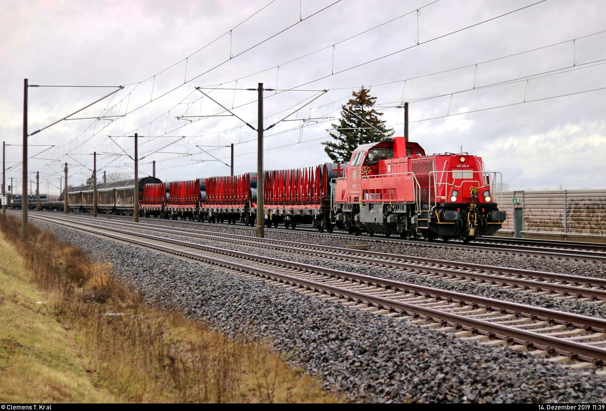 Gemischter Gz mit 265 020-8 (Voith Gravita 15L BB) DB fährt in Benndorf auf der Bahnstrecke Magdeburg–Leipzig (KBS 340) Richtung Gröbers.
[14.12.2019 | 11:39 Uhr]