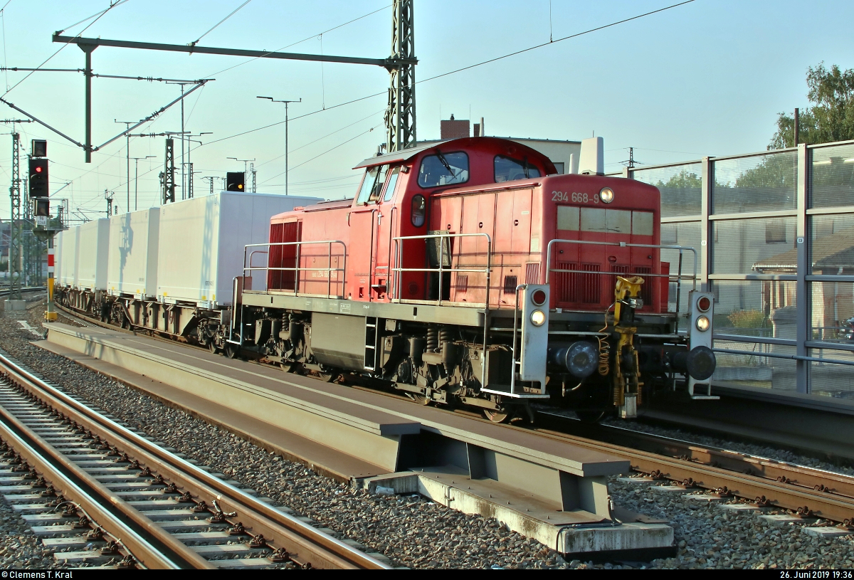 Gemischter Gz mit 294 668-9 (DB V 90) DB passiert den Interimsbahnsteig Halle(Saale)Hbf Gl. 13a auf der Ostumfahrung für den Güterverkehr in südlicher Richtung.
[26.6.2019 | 19:36 Uhr]