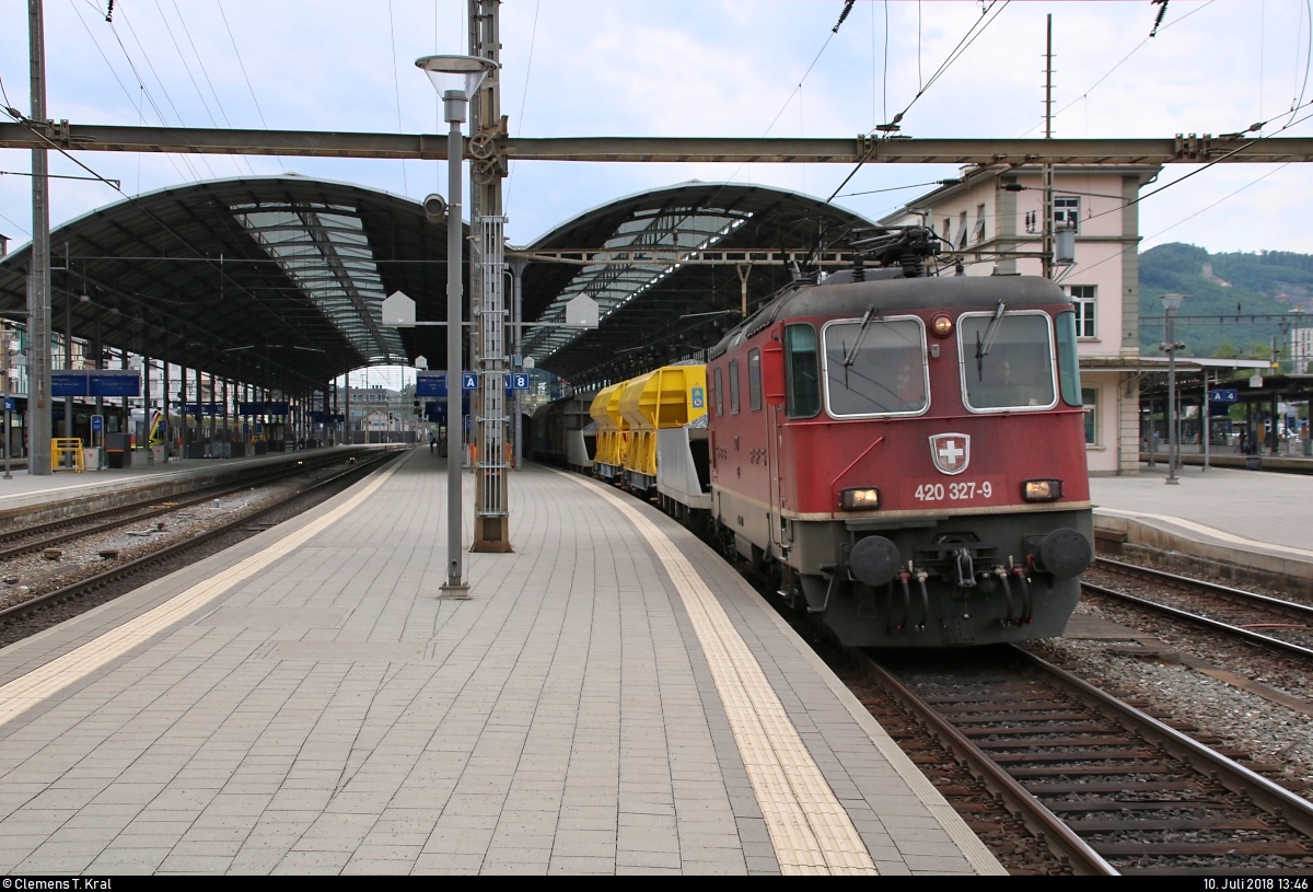 Gemischter Gz mit Re 4/4 II 11327 (420 327-9) SBB durchfährt den Bahnhof Olten (CH) in nördlicher Richtung.
[10.7.2018 | 13:46 Uhr]