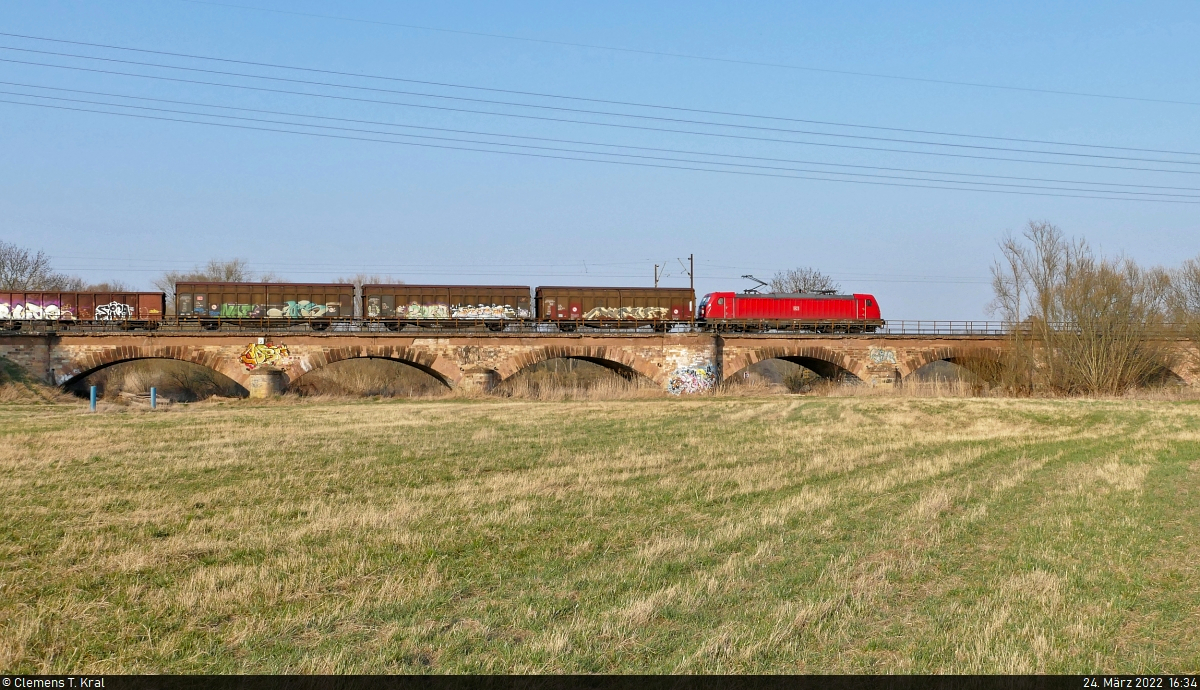 Gemischter Gz mit einer unerkannt gebliebenen 187 fährt östlich von Angersdorf durch das Überschwemmungsgebiet der Saale Richtung ZBA Halle (Saale).

🧰 DB Cargo
🕓 24.3.2022 | 16:34 Uhr