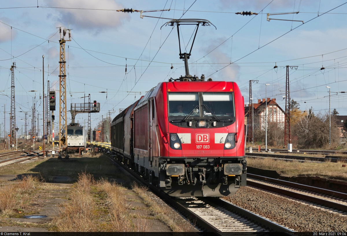 Gemischter Gz mit vielen neuen Containertragwagen durchfährt, gezogen von 187 083-1, den Bahnhof Großkorbetha auf Gleis 6 Richtung Weißenfels.
Aufgenommen am Ende des Bahnsteigs 6/7.

🧰 DB Cargo
🕓 20.3.2021 | 9:06 Uhr