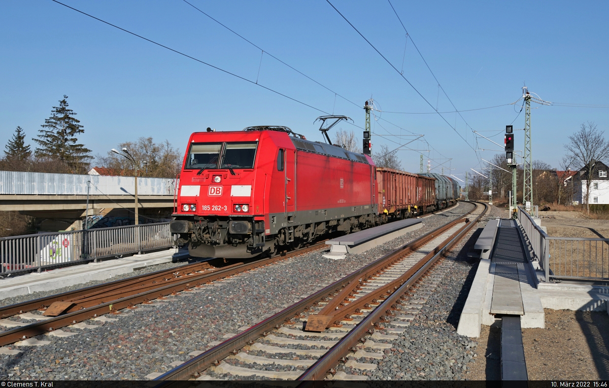 Gemischter Gz Richtung Angersdorf mit 185 262-3, verewigt auf der neuen Rosengartenbrücke am Ende von Bahnsteig 1 des Hp Halle Rosengarten.

🧰 DB Cargo
🕓 10.3.2022 | 15:46 Uhr