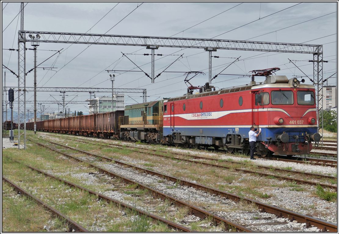 Gemischtes Doppel mit 461-037 und 644-015 vermutlich nach Danilovgrad an der Linie nach Niksic steht in Podgorica bereit zur Abfahrt. (16.07.2019)