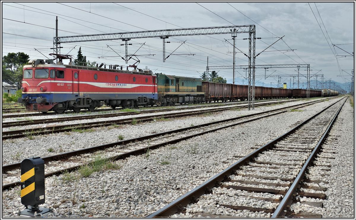 Gemischtes Doppel mit 461-037 und 644-015 vermutlich nach Danilovgrad an der Linie nach Niksic steht in Podgorica bereit zur Abfahrt. (16.07.2019)