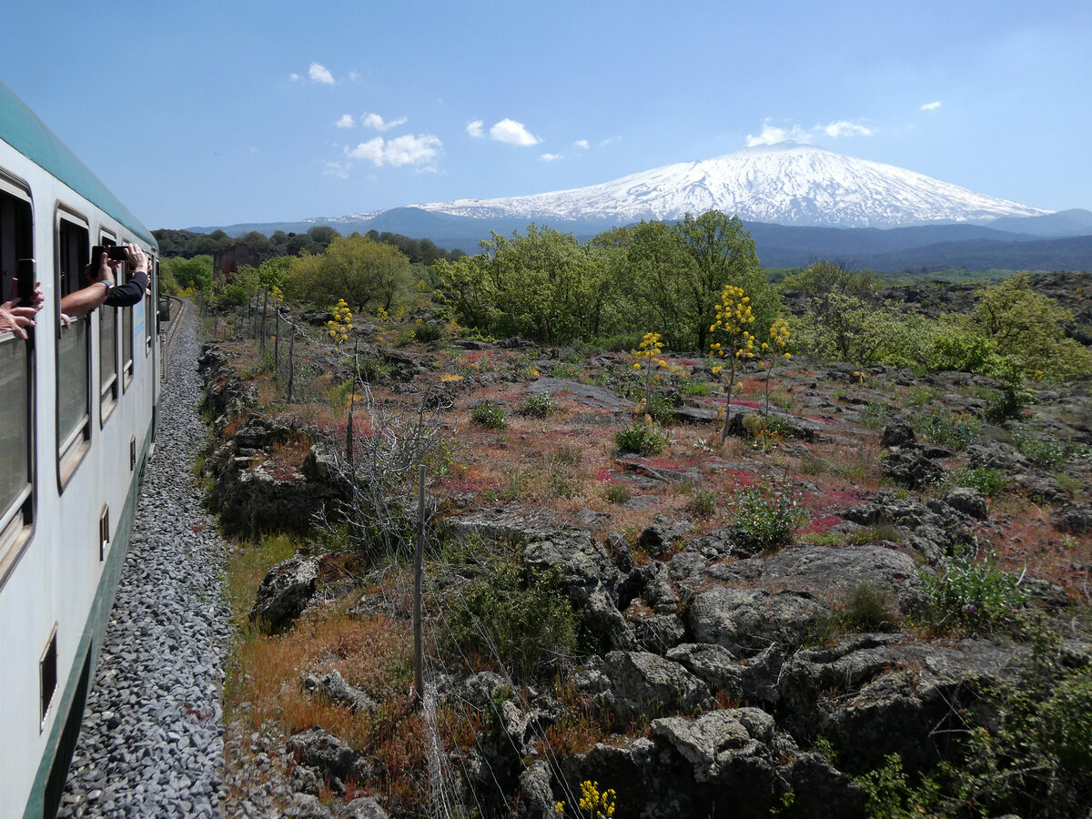 Gemütliche Fahrt von (Catania) - S. M. Licodia Sud nach Randazzo dem immer etwas rauchenden Ätna entlang. Eindrücklich ist die imposante Landschaft mit der Mischung aus Lava, Blumen, Büschen und Bäumen. Und glücklicherweise erwischten wir einen älteren Triebwagen, hier liessen sich die Fenster öffnen. S. M. Licodia Sud - Randazzo, 28.4.2026