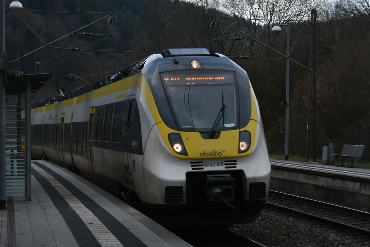 Gen Heilbronn fahrend kommt der 8442 105 durch Neckargerach als RE 10a am Abend des heutigen 7. März 2020