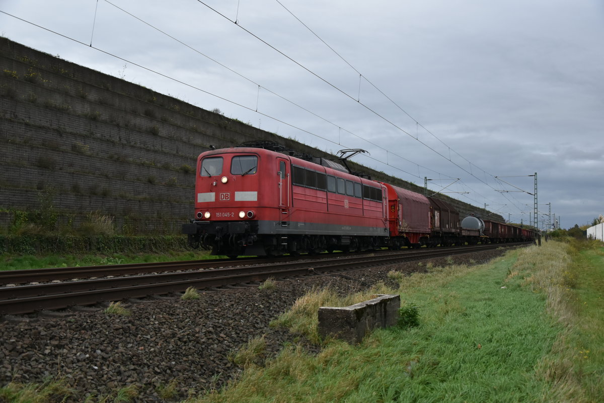 Gen Köln ist 151 045-2 mit einem kurzen Güterzug bei Allerheiligen unterwegs am Abend des 20.10.2017