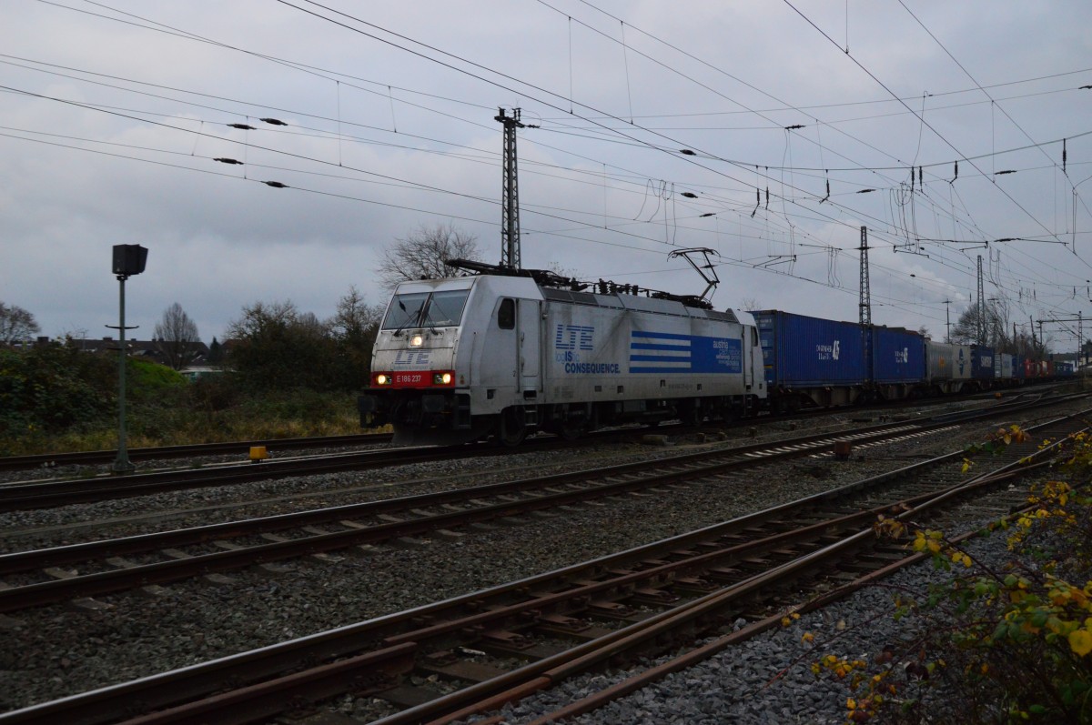 Gen Rheydt durch fährt hier die LTE 185 237-4 den Bahnhof Grevenbroich mit einem KlV-Zug. Freitag den 5.12.2014
