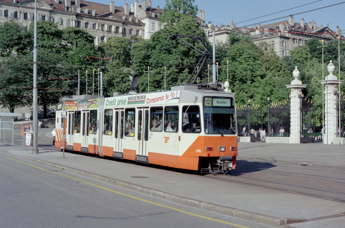 Genève / Genf TPG Ligne de tramway / Tramlinie 12 (ACMV / DUEWAG / BBC Be 4/6 810) Place Neuve am 8. Juli 1990. - Scan eines Farbnegativs. Film: Kodak Gold 200-2 5096. Kamera: Minolta XG-1.