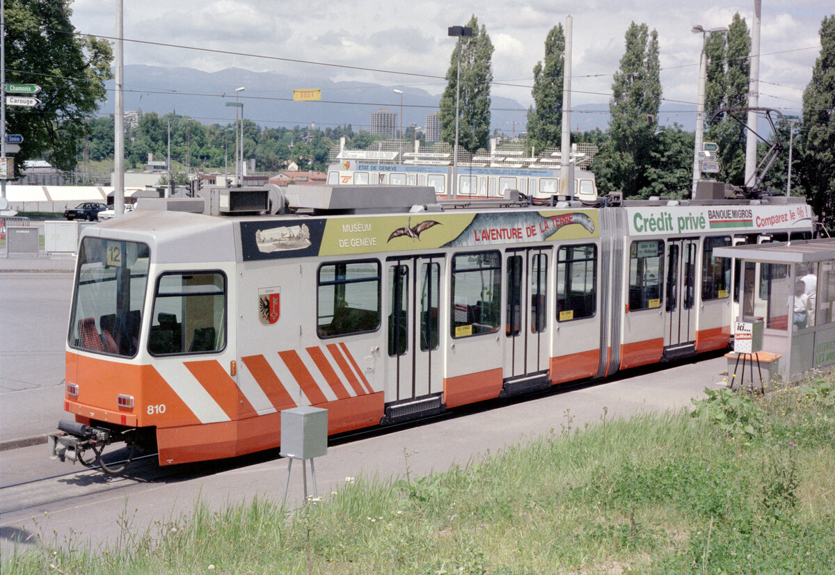 Genève / Genf TPG Ligne de tramway / Tramlinie 12 (AMCV/DUEWAG/BBC-Be 4/6 810, Bj. 1988) Bachet am 8. Juli 1990. - Durch eine Zusammenarbeit zwischen DUEWAG Aktiengesellschaft in Düsseldorf, Ateliers de Constructions Mécaniques de Vevey S.A. in Vevey (CH) und AG Brown, Boveri & Cie, Baden, Münchenstein, Zürich-Oerlikon (CH) entstand 1984 der erste Schweizer Niederflurgelenktriebwagen, Be 4/6 801. Die Hersteller lieferten in den Jahren 1987-1989 die Be 4/6 802-846. - Scan eines Farbnegativs. Film: Kodak Gold 200 5096. Kamera: Minolta XG-1.
 