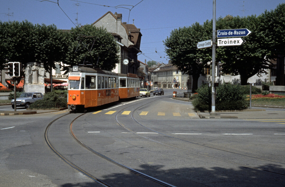 Genève / Genf TPG Ligne de tramway / Tramlinie 12 (SWP/SAAS-Be 4/4 701) Carouge, Place du Rondeau am 14. Juli 1983. - Scan eines Diapositivs. Film: Kodak Ektachrome 5076. Kamera: Leica CL.