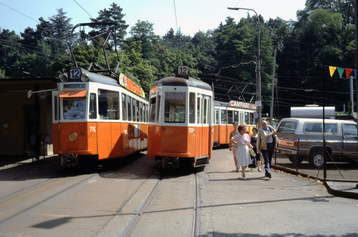 Genève / Genf TPG Ligne de tramway / Tramlinie 12 (Be 4/4 716 (SWP/SAAS) / B 326 (FFA/SWP)) Carouge, Place du Rondeau / Route de Saint-Julien (Terminus / Endstation) le 16 juillet / am 16. Juli 1983. - Scan eines Diapositivs. Film: Kodak Ektachrome. Kamera: Leica CL.