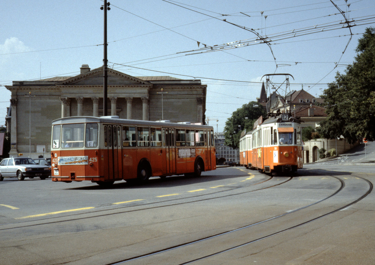 Genève / Genf TPG SL 12 (Be 4/4 701) Genève-Cité, Place de Neuve am 16. Juli 1983. - Die Serie 701-730 wurde in den Jahren 1949 bis 1952 von Schindler Wagon Pratteln und Société Anonyme des Ateliers de Sécheron gebaut. - Scan eines Diapositivs. Film: Kodak Ektachrome. Kamera: Leica CL.