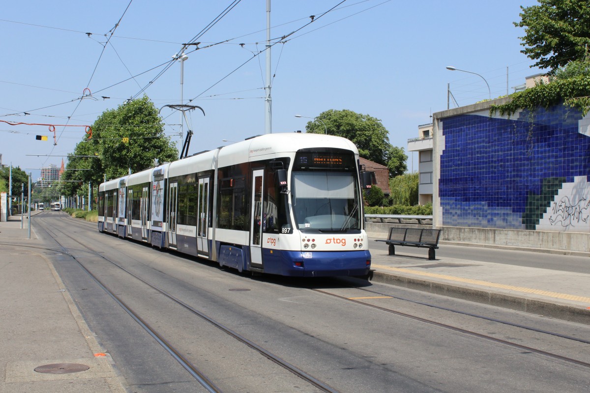 Genève / Genf TPG Tram 15 (Bombardier Flexity C Be 6/8 897) Avenue des Communes Réunies (Hst. Palettes) am 5. Juli 2015.