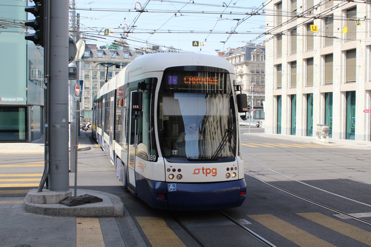 Genève / Genf TPG Tram 18 (Bombardier Be 6/8 889) Rue de la Corraterie / Rue du Stand am 5. Juli 2015.