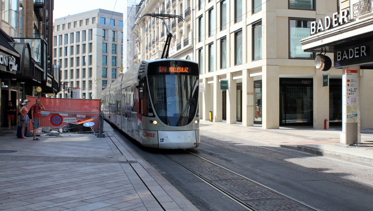 Genève / Genf TPG Tram 12 (Stadler-Tango Be 6/10 1809) Rue de la Confédération am 5. Juli 2015.